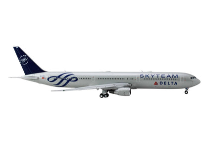 Boeing 767-400ER Commercial Aircraft "Delta Air Lines Skyteam" (N844MH) Gray Metallic with Blue Tail 1/400 Diecast Model Airplane by GeminiJets