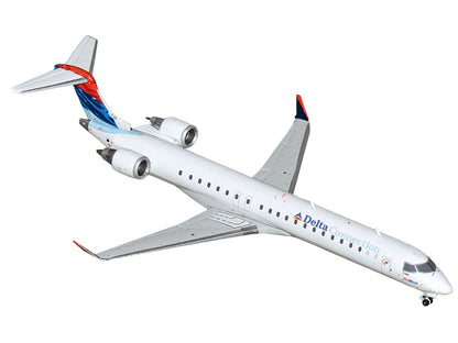 Bombardier CRJ900 Commercial Aircraft "Delta Connection - SkyWest Airlines" (N806SK) White with Blue and Red Tail 1/400 Diecast Model Airplane by GeminiJets