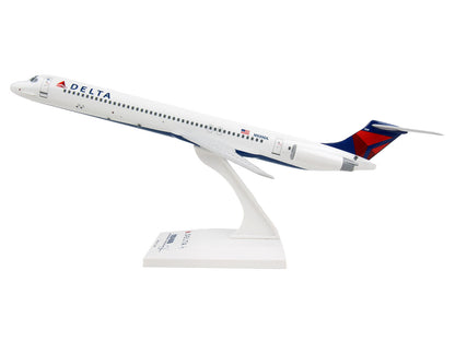 McDonnell Douglas MD-88 Commercial Aircraft "Delta Air Lines" (N939DL) White with Blue and Red Tail (Snap-Fit) 1/150 Plastic Model by Skymarks