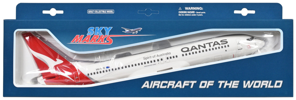 Boeing 737-800 Commercial Aircraft "Qantas Airways" (VH-VYE) White with Red Tail (Snap-Fit) 1/130 Plastic Model by Skymarks