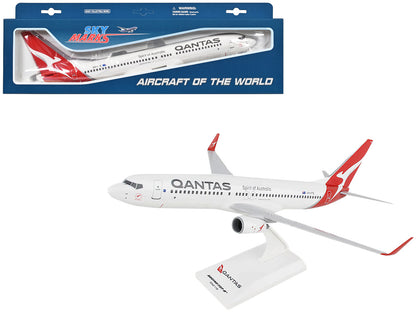 Boeing 737-800 Commercial Aircraft "Qantas Airways" (VH-VYE) White with Red Tail (Snap-Fit) 1/130 Plastic Model by Skymarks