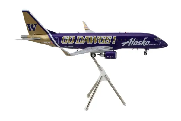 Embraer ERJ-175 Commercial Aircraft "Alaska Airlines/Horizon - University of Washington Huskies" (N662QX) Purple with Gold Tail "Gemini 200" Series 1/200 Diecast Model Airplane by GeminiJetsG2ASA1287 #3