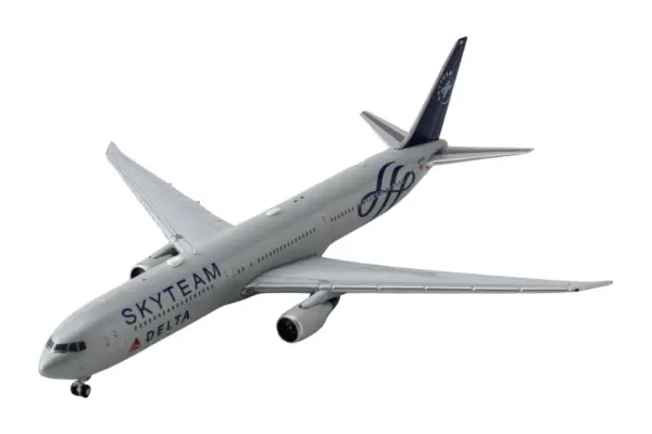 Boeing 767-400ER Commercial Aircraft "Delta Air Lines Skyteam" (N844MH) Gray Metallic with Blue Tail 1/400 Diecast Model Airplane by GeminiJets #2
