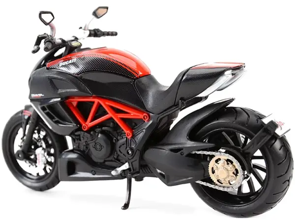 Ducati Diavel Red and Carbon 1/12 Diecast Motorcycle Model by Maisto #2