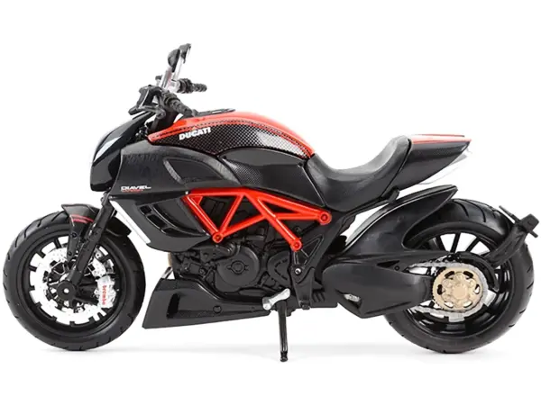 Ducati Diavel Red and Carbon 1/12 Diecast Motorcycle Model by Maisto #3