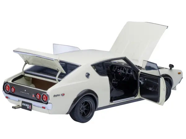 Nissan Skyline 2000GT-R (KPGC110) Tuned Version RHD (Right Hand Drive) White 1/18 Model Car by Autoart #2