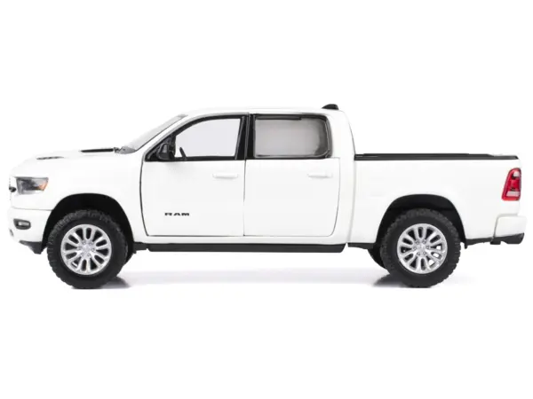 2019 RAM 1500 Laramie Crew Cab Pickup Truck White "Timeless Legends" Series 1/24 Diecast Model Car by Motormax #3