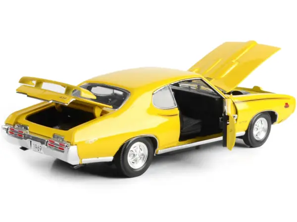 1969 Pontiac GTO Judge Yellow 1/18 Diecast Model Car by Motormax #2