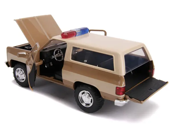Hopper's Chevrolet Blazer with Police Badge "Hawkins Police Dept." "Stranger Things" (2016) TV Series 1/24 Diecast Model Car by Jada #4