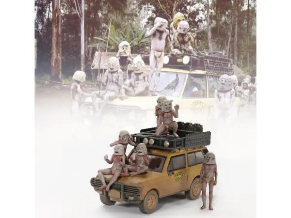 Range Rover with Roofrack Tan (Dirty Version) "Camel Trophy - Papua New Guinea Team USA" (1982) with "Papua New Guinea Asaro Mudmen" 6 piece Figure Set 1/64 Diecast Model Car by Mini GT #2