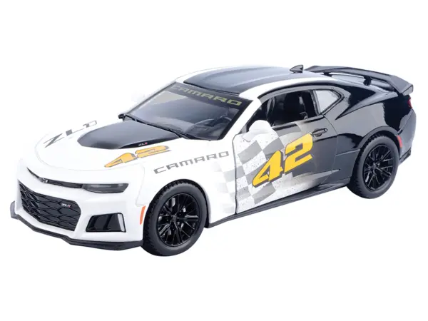 2017 Chevrolet Camaro ZL1 #42 Black and White "GT Racing" Series 1/24 Diecast Model Car by Motormax #2