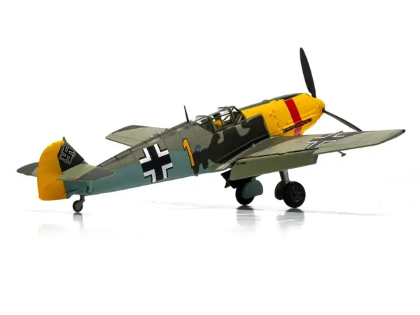 Messerschmitt Bf 109E-4/B Jabo Fighter-Bomber Aircraft "Oberleutnant Walter Rupp 3./JG53 RAF Manston Battle of Britain" (1940) German Luftwaffe "The Aviation Archive" Series 1/72 Diecast Model by Corgi #2