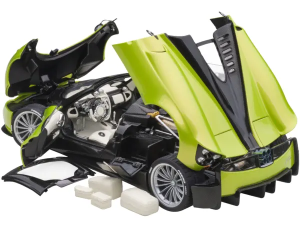 Pagani Huayra Roadster Verde Firenze Green Metallic and Carbon with Luggage Set 1/18 Model Car by Autoart #2