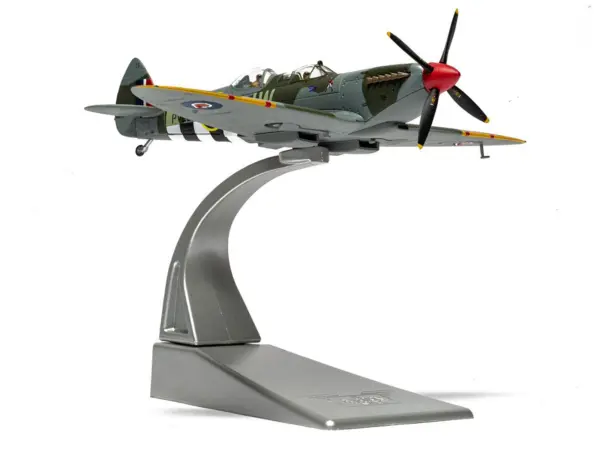 Supermarine Spitfire T.9 Aircraft "PV202 Aerial Collective at Duxford Airfield" British Royal Air Force "The Aviation Archive" Series 1/72 Diecast Model by Corgi #4