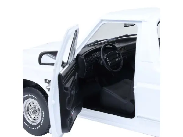 1993 Ford Bronco XLT Oxford White "Artisan Collection" 1/18 Diecast Model Car by Greenlight #2